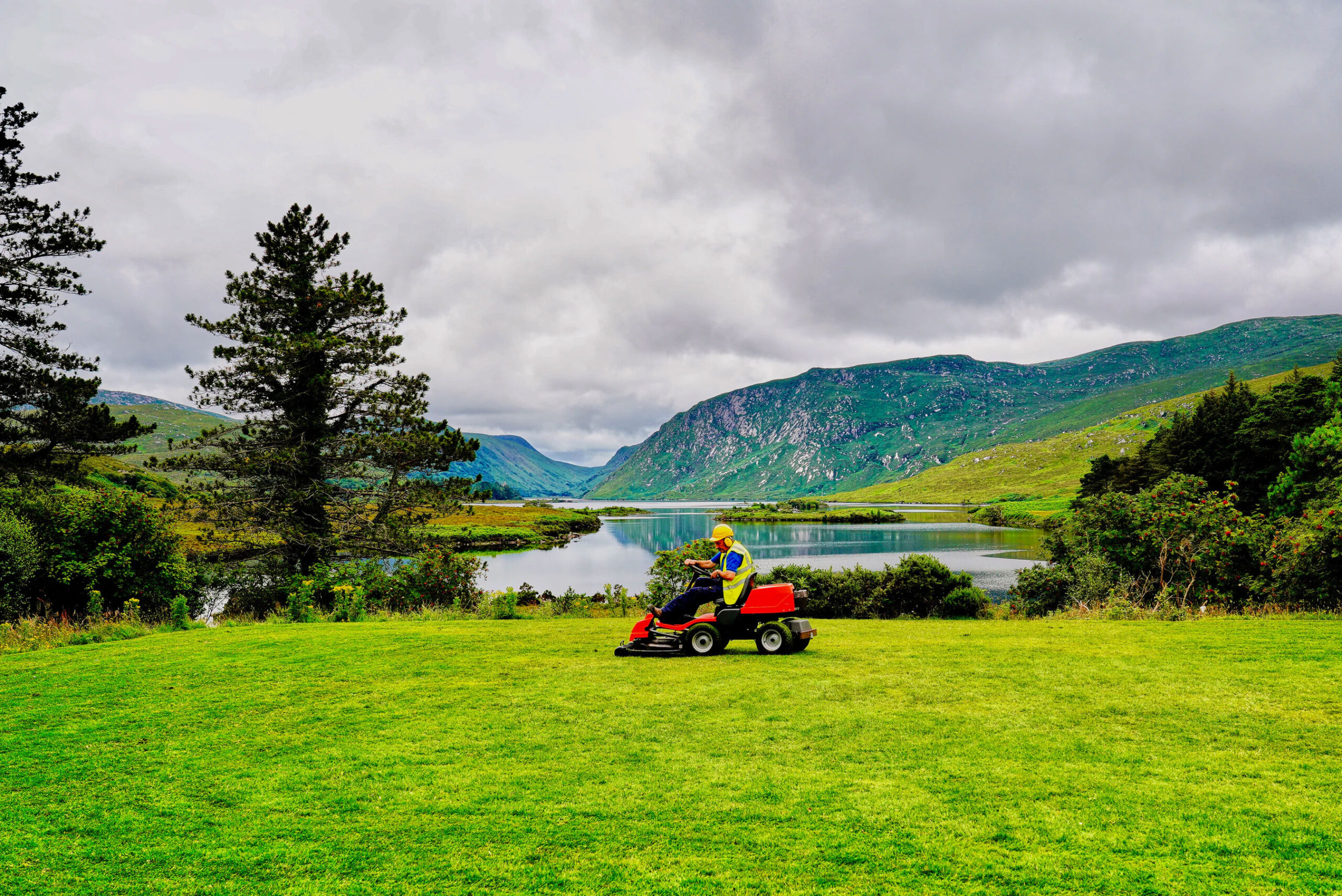 Ride On Lawnmower | Keep It Wet Concrete landscaper-gallery-01